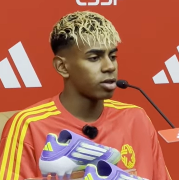 Lamine Yamal at a press conference.